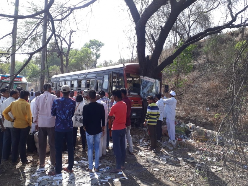 Bus driver shook the bus, 25 passengers read in Pran | नदीत कोसळणारी बस चालकाने झाडावर धडकवली, २५ प्रवाशांचे वाचले प्राण