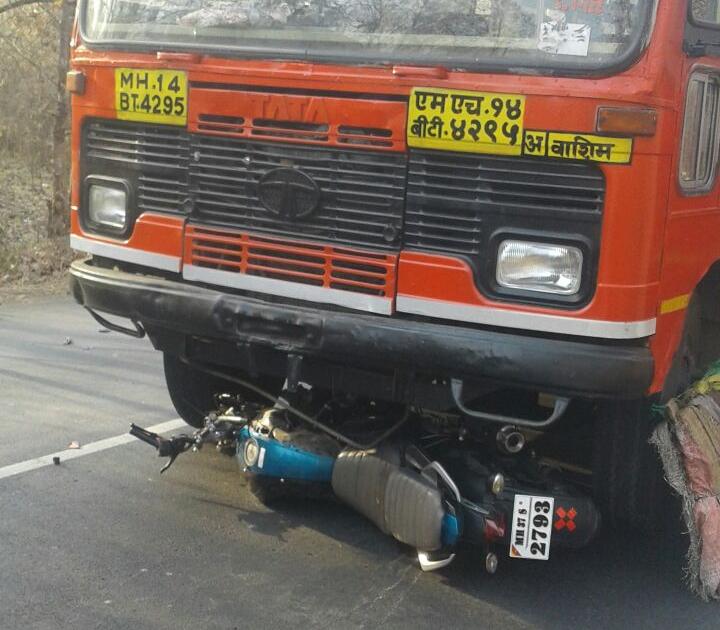 bus-motarcycle accident, youth killed | पातूर-वाशिम मार्गावर भरधाव बसने दुचाकीस्वारास चिरडले