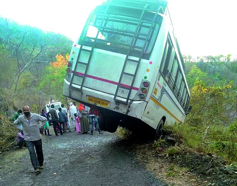 The bus crashed on the Akot-Dharani route | अकोट-धारणी मार्गावर बस कलंडली
