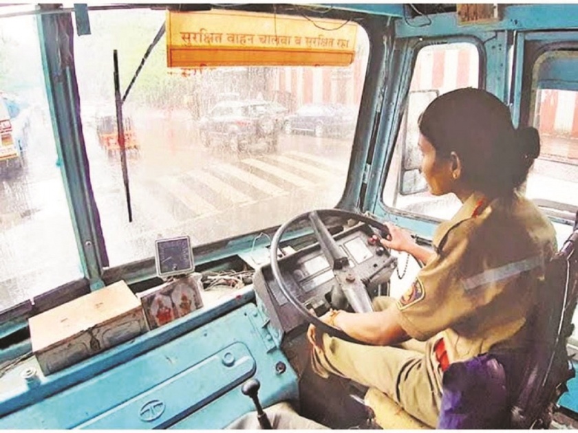 Selection of 11 women in Sangli as driver-carrier by ST | ‘लालपरी’चे स्टेअरिंग महिलांच्या हाती, सांगलीत ११ जणींची नियुक्ती