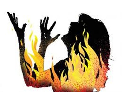 Attempt to burn the woman | घरगुती कारणावरून विवाहितेस सासरच्यांकडून पेटविण्याचा प्रयत्न