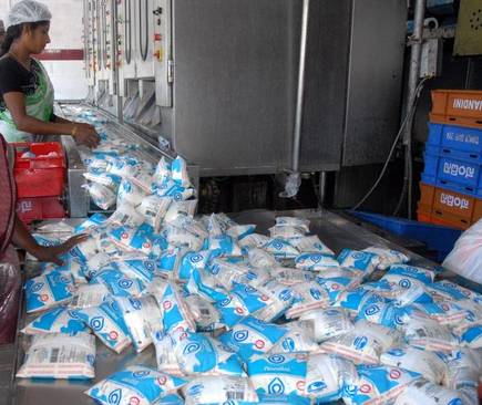 Foreign dairies account for half of the sale of packaged milk in the state | राज्यातील पॅकबंद दुधाच्या विक्रीत परराज्यातील डेअरींचा निम्मा वाटा