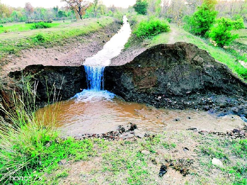 The Karli-Chicholi canal of the Bawanthadi project burst | बावनथडी प्रकल्पाचा कारली-चिचोली कालवा फुटला