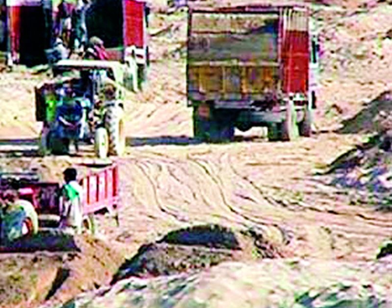 Extraction of sand from Chulband river basin | चुलबंद नदीपात्रातून रेतीचा उपसा