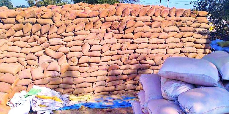 The purchase of paddy in Murmadi | मुरमाडीत धान खरेदी बंद