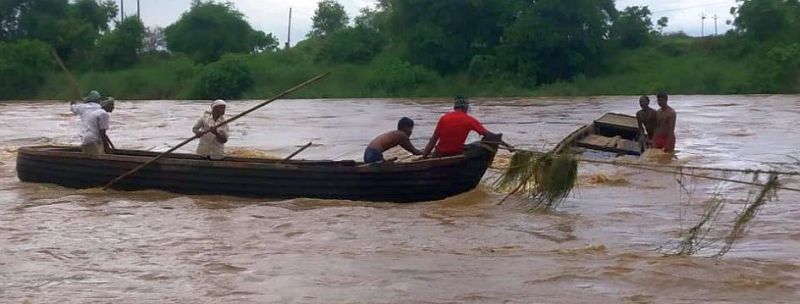 11 rescued in Chulband river in Bhandara district | भंडारा जिल्ह्यात चुलबंद नदीत अडकलेल्या ११ जणांची सुखरूप सुटका