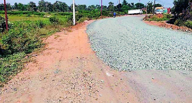Manegaon-Palandur road construction jam | मानेगाव-पालांदूर रस्ता बांधकाम ठप्प