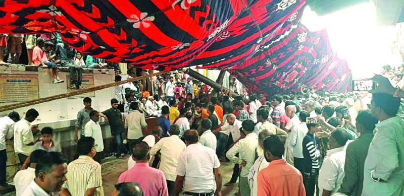 Balaji Festival at Deulgaon Raja : The erection of a latamandapa | देऊळगावात बालाजी महोत्सव:लाटामंडपाची उभारणी