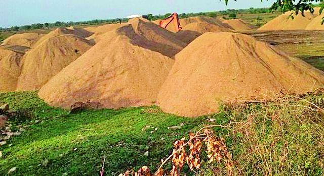 Illegal 'dumping' of sand from Gondipampi contractor | गोंडपिंपरीच्या कंत्राटदारांकडून रेतीचे अवैध ‘डम्पिंग’