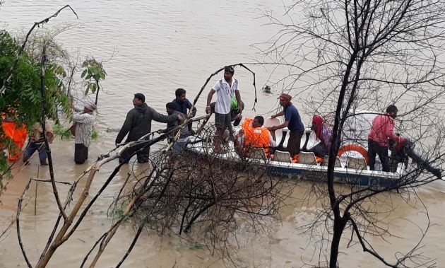 Heavy Rain in Chandrapur district; two persons drawn | चंद्रपूर जिल्ह्यात संततधार; पुरात दोघे वाहून गेले