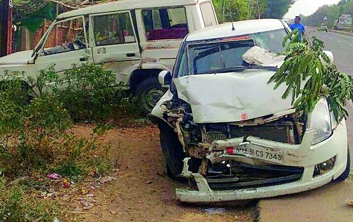 Sumo car hit, five critically injured | सुमोची कारला धडक, पाच गंभीर जखमी