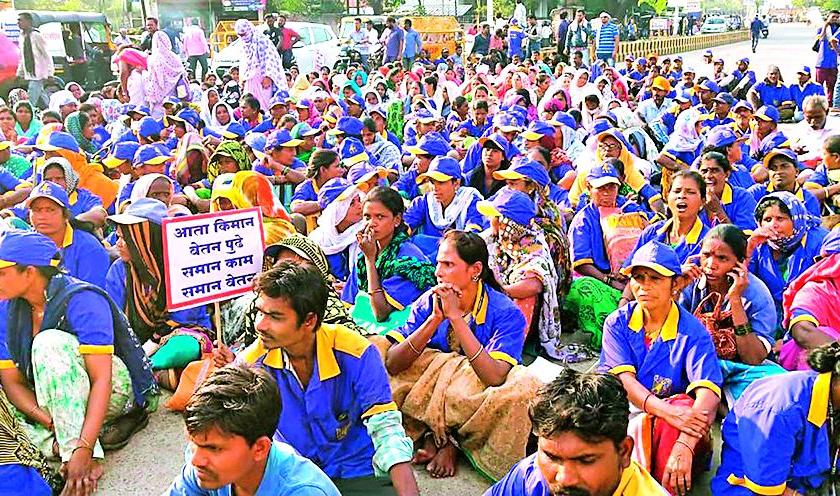 Contract workers strike at district collector | कंत्राटी कामगारांची जिल्हा कचेरीवर धडक