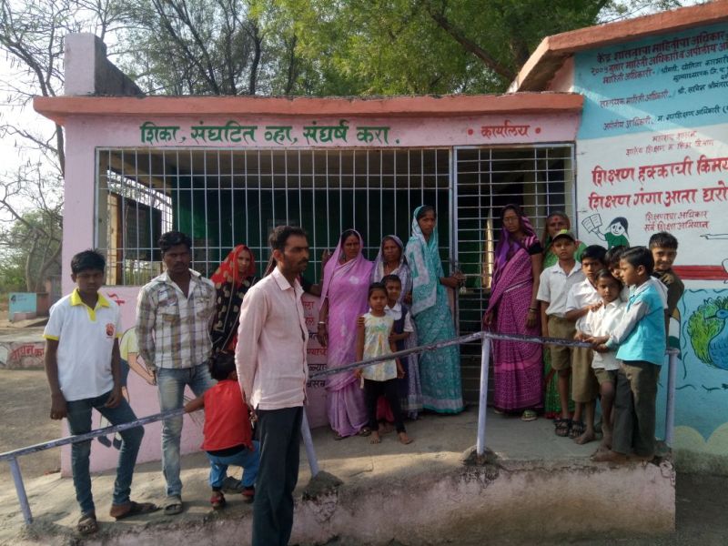 Locals locked in Dasegaon Zilla Parishad school | दसेगाव जि.प.शाळेला ग्रामस्थांनी ठोकले कुलूप