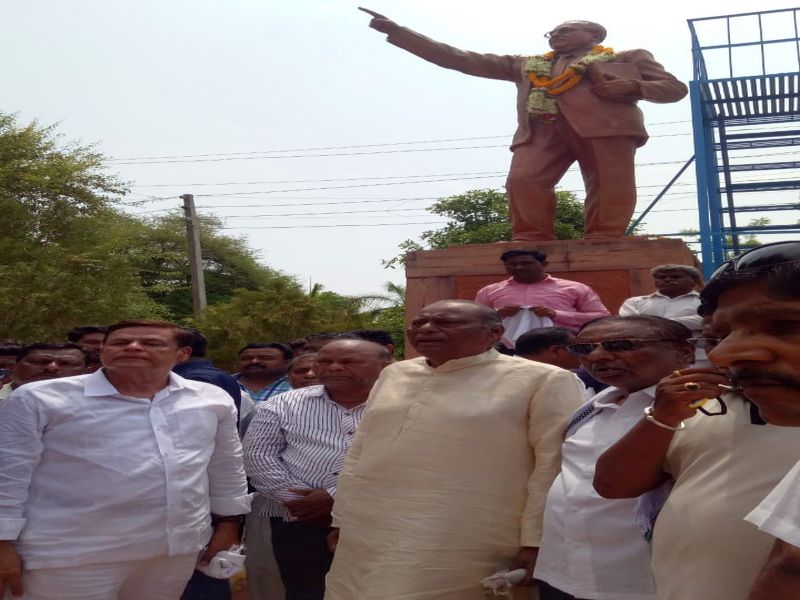 Arrested Mathafiru in the case of statue in Dhule | धुळ्यात पुतळ्याची विटंबनाप्रकरणी माथेफिरुला अटक करा