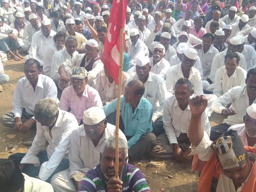 The farmers' meeting was held at Dindori Tehsil | किसान सभेचा दिंडोरी तहसीलवर ठिय्या