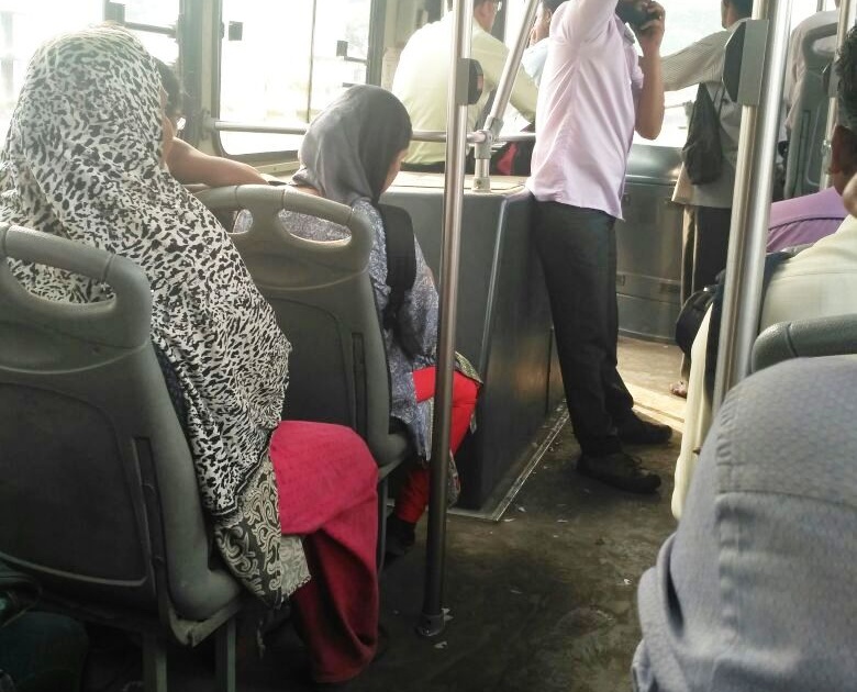 Dhuldhana of Kalyan-Dombivli transport bus: Pravasi Haraan | कल्याण-डोंबिवली परिवहनच्या बसमध्ये धुळधाण : प्रवासी हैराण
