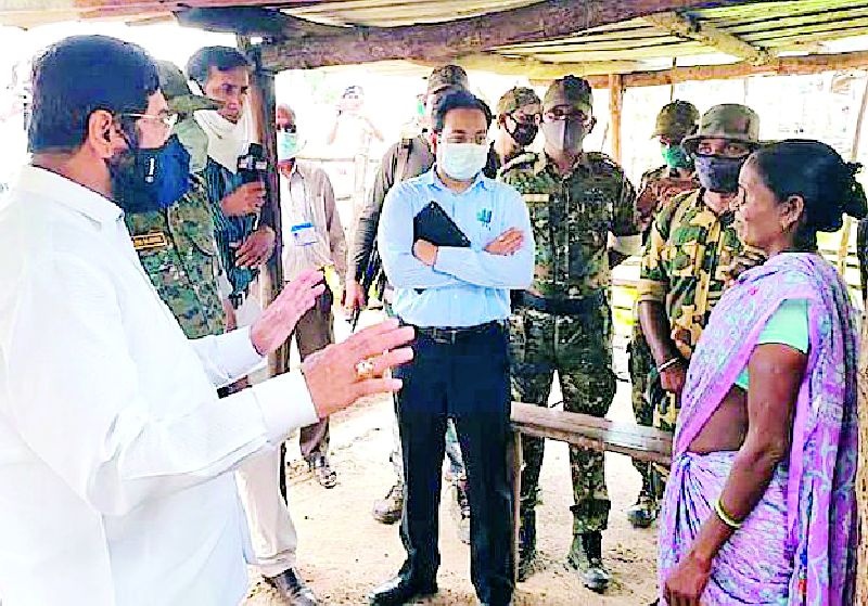 Relief for Naxal victims with Guardian Minister's visit | पालकमंत्र्यांच्या भेटीने नक्षलपीडितांना दिलासा