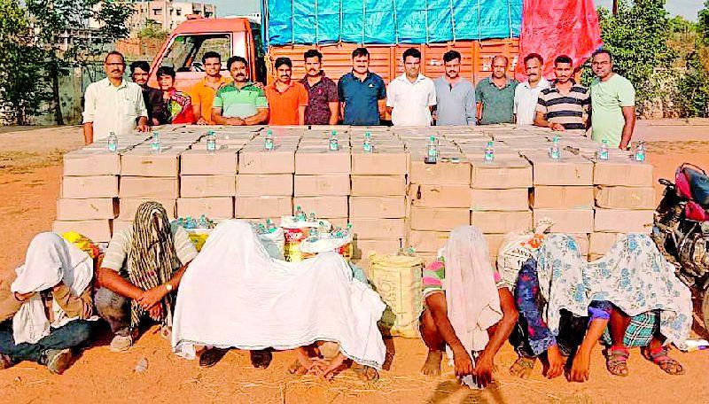 14 lakh liquor seized near Korchi | कोरचीजवळ पकडली १४ लाखांची दारू