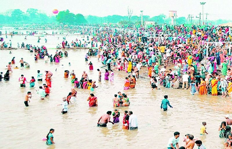 The crowd of devotees in the district | जिल्ह्यातील भाविकांची मेडारामात गर्दी