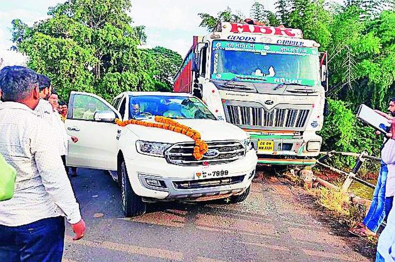 Accident to MLA Holi's vehicle | आमदार होळी यांच्या वाहनाला अपघात