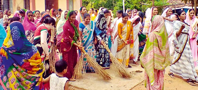 Savings group women took cleanliness | बचत गटाच्या महिलांनी घेतला स्वच्छतेचा ध्यास