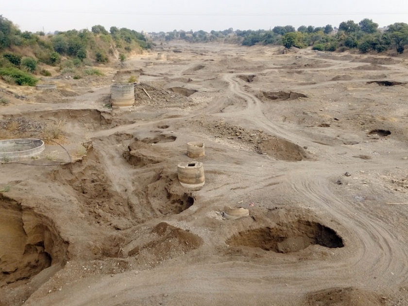 Sublimation of Purna river basin due to rampant sand rains | बेसुमार वाळू उपशामुळे पूर्णा नदीपात्राची चाळणी