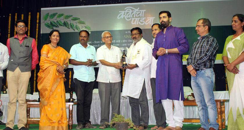 Soumitra gets Dukkhi state poetry award | सौमित्र यांना दु:खी राज्य काव्य पुरस्कार