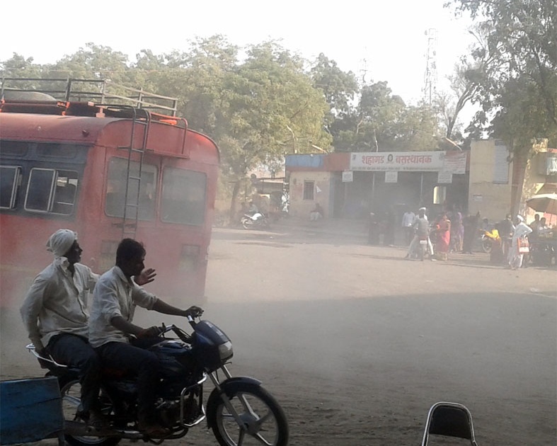 Dust storm in bus station area; Travelers' Pickup ... | बसस्थानक परिसरात धुळीचे लोट; प्रवाशांचे हाल...