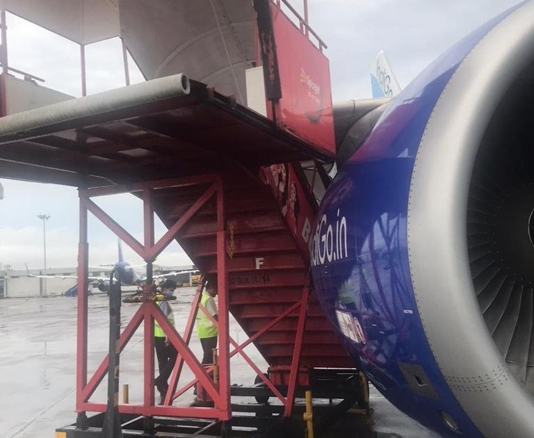 Damage caused by SpiceJet ladder falling on Indigo aircraft | स्पाईसजेट विमानाची शिडी इंडिगो विमानावर पडल्याने नुकसान