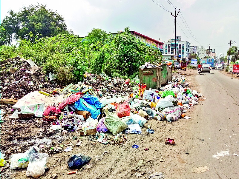 The garbage issue front in the Manjari village | सत्ताधारी आणि विरोधक यांच्या आरोप-प्रत्यारोपामुळे मांजरी गावातील कचरा प्रश्न पेटला