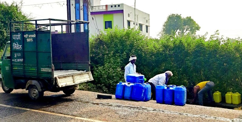 Sale of water coming out of valve leak in Khamgaon! | धक्कादायक...खामगावात व्हॉल्व्ह गळतीतून निघणाऱ्या पाण्याचीही विक्री!
