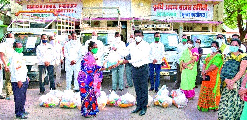 Market Committee gives a helping hand to the needy | बाजार समितीने गरजूंना दिला मदतीचा हात