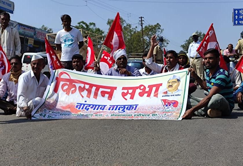 Block the road on behalf of Manmadla Kisan Sabha | मनमाडला किसान सभेतर्फे रास्ता रोको