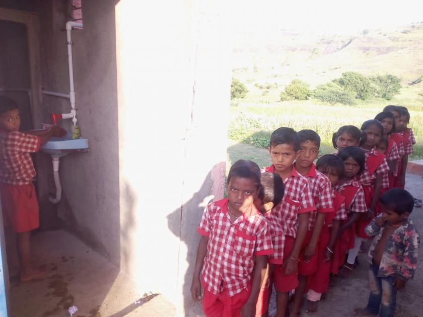 After 7 years, the students got water at Mainkhand School | मेनखिंड शाळेत २० वर्षानंतर विद्यार्थ्यांना मिळाले पाणी