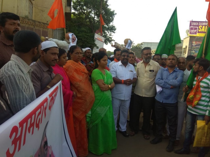 Malegaavi Shiv Sena's Shadow Beat Movement | मालेगावी शिवसेनेचे जोडा मारो आंदोलन
