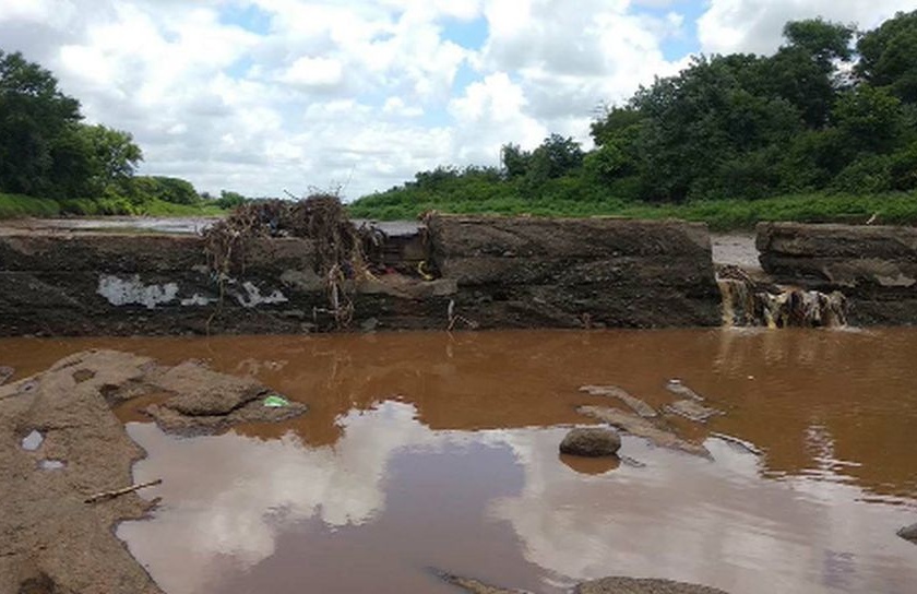 The dam on Gomai river is becoming useless | गोमाई नदीतील बंधारा ठरतोय निरुपयोगी