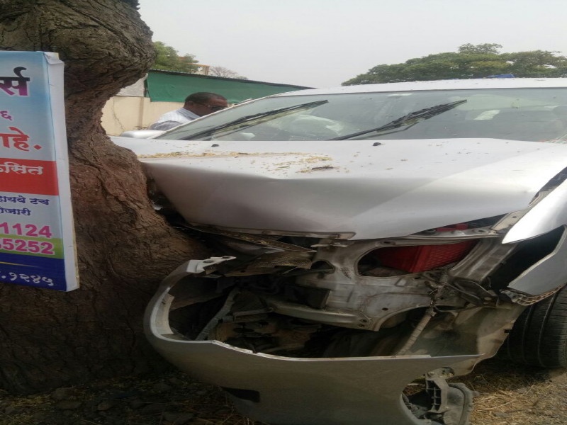 One killed and 7 injured in car accident at Karade | करडे येथील भरधाव कार झाडावर आदळून झालेल्या अपघातात एक जण जागीच ठार , ७ जखमी 