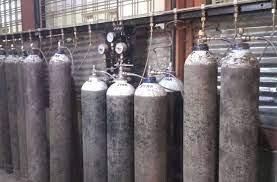 Lack of oxygen cylinders in Yeola | येवल्यात ऑक्सिजन सिलेंडरचा तुटवडा