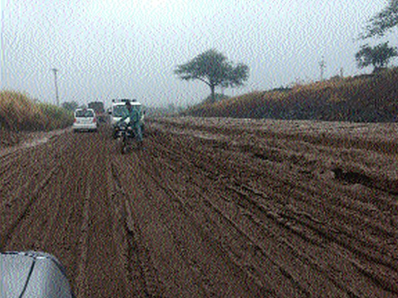 Oki Effect: Due to rain, Nashik - Daharganga in Gujarat highway | ओखी प्रभाव : पावसामुळे नाशिक - गुजरात महामार्गाची झाली गटारगंगा