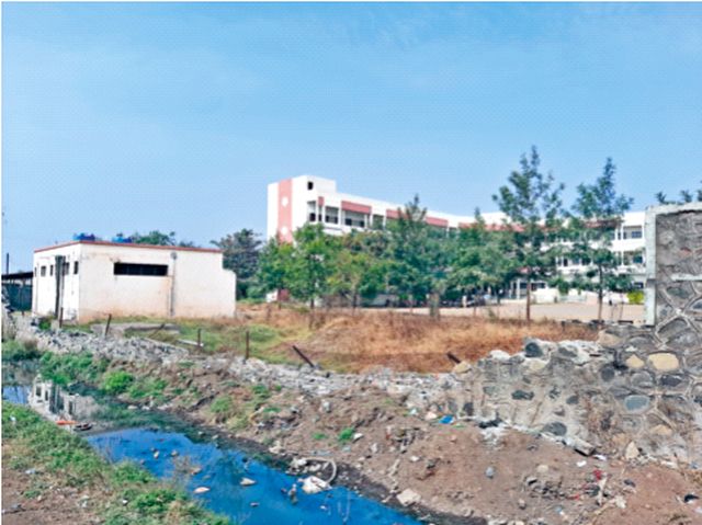 The protective wall of Pimpalgaon College collapsed | पिंपळगाव महाविद्यालयाची संरक्षक भिंत कोसळली