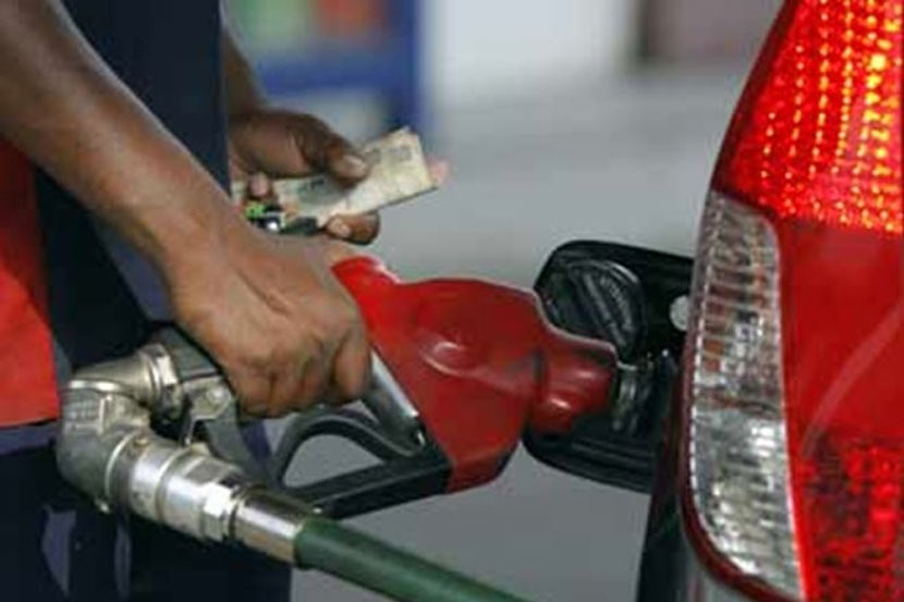 Petrol is priced at 18, while diesel costs 69 paise | पेट्रोल १८, तर डिझेल ६९ पैसे महागले