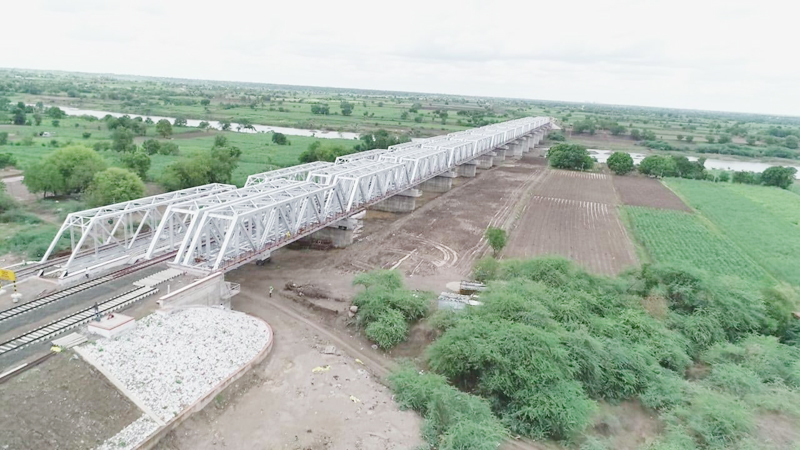 Completion of construction of double railway bridge over Bhima river basin | भीमा नदीपात्रावरील दुहेरी रेल्वे मार्गावरील सेतूची उभारणी पूर्ण