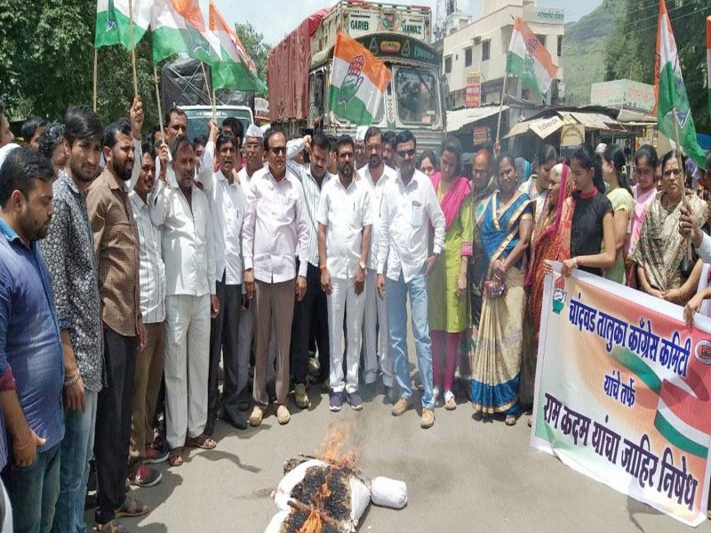Putladhan, Morcha, protest against BJP MLA Ram Kadam on Chandwad | चांदवडला भाजपा आमदार राम कदमांच्या निषेधार्थ पुतळादहन,मोर्चा