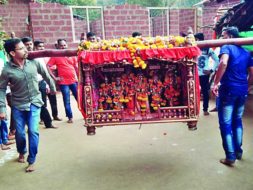 Ratnagiri: Shimagotsav of Nevere village celebrated till Chaitra | रत्नागिरी : चैत्रीपर्यंत साजरा होतो नेवरे गावातील शिमगोत्सव
