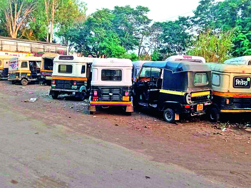 The rickshaws seized by the RTO in Sangli were destroyed | सांगलीत आरटीओनी जप्त केलेल्या रिक्षा सडल्या