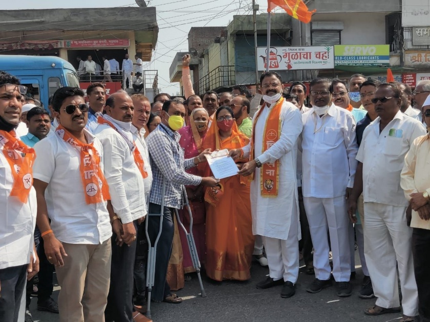 Road blockade by Shiv Sena at Bhadgaon | भडगाव येथे शिवसेनेतर्फे रास्ता रोको