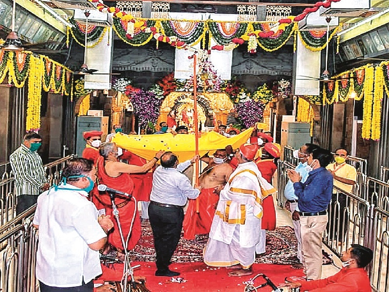 kalyache kirtan in Sainagari, but no devotees came; end of Gurupournima festival | साईनगरीत काल्याचे कीर्तन झाले, पण भाविक नाही आले; गुरूपौर्णिमा उत्सवाची दहीहंडी फोडून सांगता