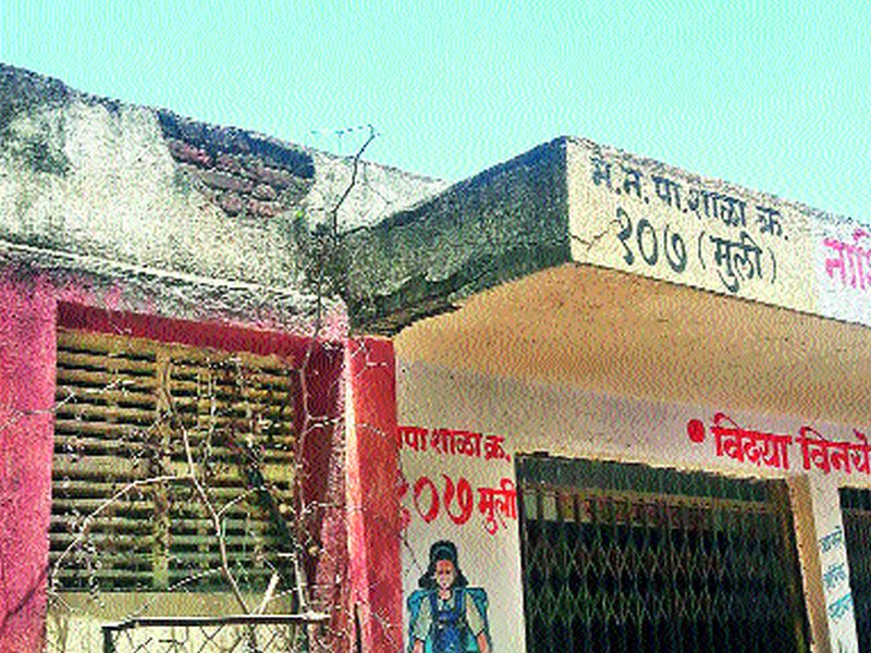 Fear among parents: The government's decision to build a new building would not be neglected by Torananagar school | पालकांमध्ये संताप : नवीन इमारत बांधण्याच्या आदेशाकडे प्रशासनाचे दुर्लक्ष तोरणानगर शाळेला घरघर