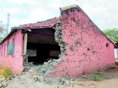Thousands of Zilla Parishad schools are dangerous | जिल्हा परिषदेच्या हजार शाळा धोकेदायक