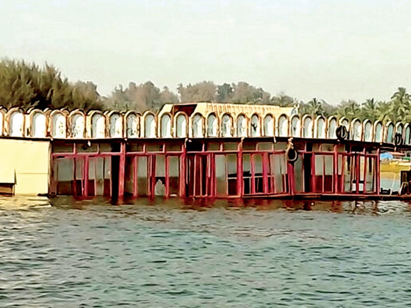 Sindhudurg: The final component of the houseboat in the Tararkali, the mantle of MTDC | सिंधुदुर्ग : तारकर्लीतील हाऊसबोट मोजतेय अखेरच्या घटका, एमटीडीसीचा भोंगळ कारभार